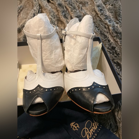 Brooks Brothers Spectator Peep Toe Sandals - Size 7 - Black/White Pre-owned - Picture 2 of 9